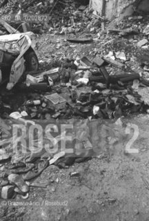 GEMONA 1976 SCARPE AMMUCCHIATE SU MACERIE DOPO IL TERREMOTO NEL FRIULI © ARCHIVIO Graziano Arici/Rosebud2  TERREMOTO FRIULI VENEZIA GIULIA CATASTROFI AMBIENTALI CASE DISTRUTTE ROVINE MACERIE SCARPE