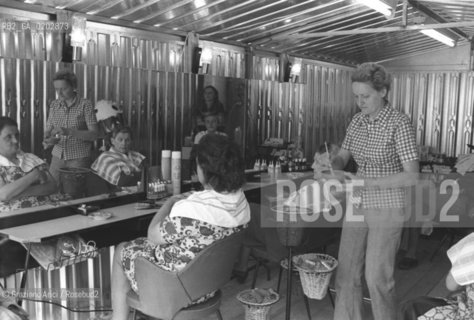 GEMONA 1976 SALONE PARRUCCHIERE NELLA TENDOPOLI DEI SENZATETTO DOPO IL TERREMOTO NEL FRIULI © ARCHIVIO Graziano Arici/Rosebud2  TERREMOTO FRIULI VENEZIA GIULIA PARRUCCHIERA DONNE CATASTROFI AMBIENTALI CASE DISTRUTTE ROVINE MACERIE SFOLLATI