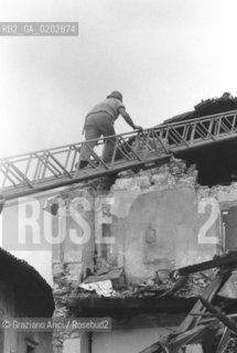 GEMONA 1976 OPERAIO SU GRU SU UNA CASA DISTRUTTA DOPO IL TERREMOTO NEL FRIULI © ARCHIVIO Graziano Arici/Rosebud2  TERREMOTO FRIULI VENEZIA GIULIA CATASTROFI AMBIENTALI CASE DISTRUTTE ROVINE MACERIE