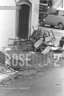 GEMONA 1976 MOBILI ACCATASTATI IN STRADA E MACERIE DOPO IL TERREMOTO NEL FRIULI © ARCHIVIO Graziano Arici/Rosebud2  TERREMOTO FRIULI VENEZIA GIULIA CATASTROFI AMBIENTALI CASE DISTRUTTE ROVINE MACERIE MOBILI
