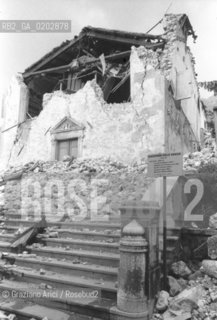 GEMONA 1976 CHIESA DELLA MADONNA DELLA GRAZIE DISTRUTTA DOPO IL TERREMOTO NEL FRIULI © ARCHIVIO Graziano Arici/Rosebud2  TERREMOTO FRIULI VENEZIA GIULIA CATASTROFI AMBIENTALI CASE DISTRUTTE ROVINE MACERIE CHIESA