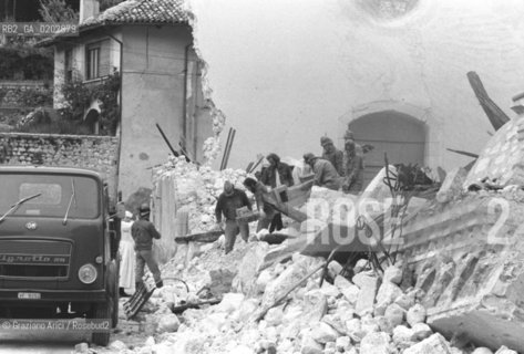 GEMONA 1976 SQUADRE DI SOCCORSO TRA LE MACERIE DOPO IL TERREMOTO NEL FRIULI © ARCHIVIO Graziano Arici/Rosebud2  TERREMOTO FRIULI VENEZIA GIULIA CATASTROFI AMBIENTALI CASE DISTRUTTE ROVINE MACERIE