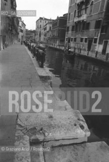 VENEZIA 1976 DEGRADO FONDAMENTA DI VENEZIA © ARCHIVIO Graziano Arici/Rosebud2  VENEZIA FONDAMENTA CANALI DEGRADO COSTRUZIONE