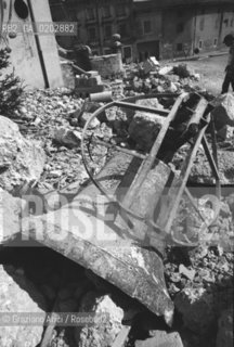 GEMONA 1976 CAMPANA TRA LE MACERIE CHIESA DOPO IL TERREMOTO NEL FRIULI © ARCHIVIO Graziano Arici/Rosebud2  TERREMOTO FRIULI VENEZIA GIULIA CATASTROFI AMBIENTALI CASE DISTRUTTE ROVINE MACERIE CHIESA CAMPANA