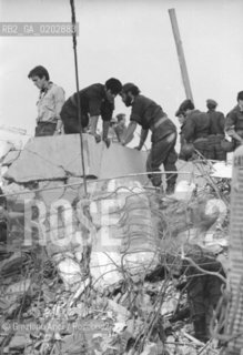 GEMONA 1976 SOLDATI TRA LE MACERIE DOPO IL TERREMOTO NEL FRIULI © ARCHIVIO Graziano Arici/Rosebud2  TERREMOTO FRIULI VENEZIA GIULIA CATASTROFI AMBIENTALI CASE DISTRUTTE ROVINE MACERIE SOLDATI