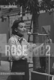 VENEZIA 1976 EMMA BONINO CHE PARLA ALLA MANIFESTAZIONE POLITICA DEI RADICALI © ARCHIVIO Graziano Arici/Rosebud2  POLITICA EMMA BONINO RADICALI CAMPO SAN POLO VENEZIA