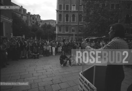 VENEZIA 1976 EMMA BONINO CHE PARLA ALLA MANIFESTAZIONE POLITICA DEI RADICALI © ARCHIVIO Graziano Arici/Rosebud2  POLITICA EMMA BONINO RADICALI CAMPO SANTI APOSTOLI  VENEZIA