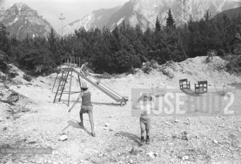 GEMONA 1976 BAMBINI CHE GIOCANO DOPO IL TERREMOTO NEL FRIULI © ARCHIVIO Graziano Arici/Rosebud2  TERREMOTO FRIULI VENEZIA GIULIA BAMBINI CATASTROFI AMBIENTALI CASE DISTRUTTE ROVINE MACERIE