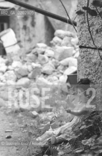 GEMONA 1976 BAMBOLA TRA LE MACERIE DOPO IL TERREMOTO NEL FRIULI © ARCHIVIO Graziano Arici/Rosebud2  TERREMOTO FRIULI VENEZIA GIULIA CATASTROFI AMBIENTALI CASE DISTRUTTE ROVINE MACERIE BAMBOLA