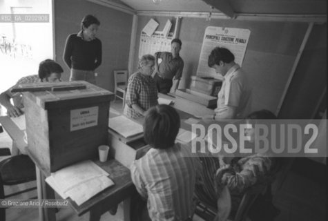 GEMONA 1976 VOTAZIONI ELETTORALI NELLA TENDOPOLI DEGLI SFOLLATI DOPO IL TERREMOTO NEL FRIULI © ARCHIVIO Graziano Arici/Rosebud2  TERREMOTO FRIULI VENEZIA GIULIA URNE VOTAZIONI ELETTORALI TENDOPOLI SFOLLATI