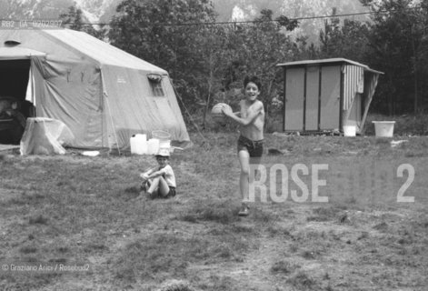 GEMONA 1976 BAMBINI CHE GIOCANO DOPO IL TERREMOTO NEL FRIULI © ARCHIVIO Graziano Arici/Rosebud2  TERREMOTO FRIULI VENEZIA GIULIA BAMBINI CATASTROFI AMBIENTALI CASE DISTRUTTE ROVINE MACERIE