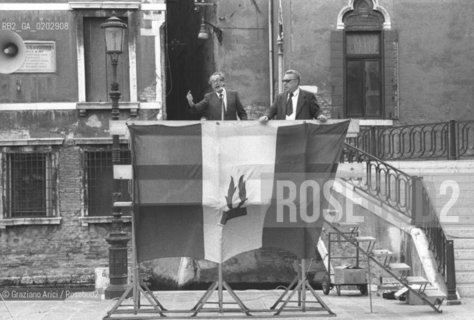 VENEZIA 1976 MANIFESTAZIONE POLITICA PARTITO SOCIALISTA CON MARIO SOARES © ARCHIVIO Graziano Arici/Rosebud2  MANIFESTAZIONE POLITICA PARTITO SOCIALISTA MSI FASCISTI POLITICO MARIO SOARES