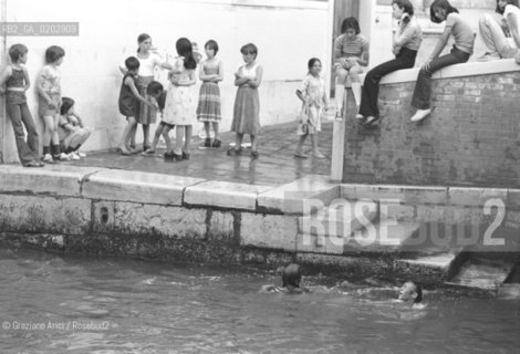 VENEZIA 1976 BAMBINI CHE NUOTANO IN CANALE A VENEZIA © ARCHIVIO Graziano Arici/Rosebud2  BAMBINI GIOCO CANALE BAGNO