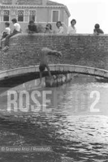 VENEZIA 1976 TUFFI IN CANALE A VENEZIA © ARCHIVIO Graziano Arici/Rosebud2  TUFFI CANALE BAGNO