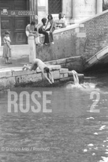 VENEZIA 1976 TUFFI IN CANALE A VENEZIA © ARCHIVIO Graziano Arici/Rosebud2  TUFFI CANALE BAGNO RAGAZZI