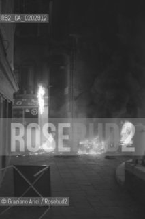 VENEZIA 1976 ATTENTO CON UNA MOLOTOV A VENEZIA © ARCHIVIO Graziano Arici/Rosebud2  ATTENTATO MOLOTOV FUOCO INCENDIA VENEZIA