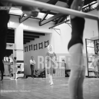 VENEZIA 1976 PROVE DI BALLO DELLACCADEMIA INTERNAZIONALE DI DANZA © ARCHIVIO Graziano Arici/Rosebud2  BIENNALE DANZA PROVE BALLO ALLIEVI ACCADEMIA INTERNAZIONALE DANZA ISOLA DI SAN GIORGIO FONDAZIONE GIORGIO CINI