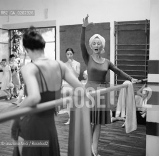 VENEZIA 1976 PROVE DI BALLO DELLACCADEMIA INTERNAZIONALE DI DANZA © ARCHIVIO Graziano Arici/Rosebud2  BIENNALE DANZA PROVE BALLO ALLIEVI ACCADEMIA INTERNAZIONALE DANZA ISOLA DI SAN GIORGIO FONDAZIONE GIORGIO CINI