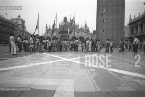 VENEZIA 1976 PERFORMANCE A PIAZZA SAN MARCO DEL SOCIAL GROUP © ARCHIVIO Graziano Arici/Rosebud2   XXXVII BIENNALE PERFORMANCE TEATRO PIAZZA SAN MARCO VENEZIA