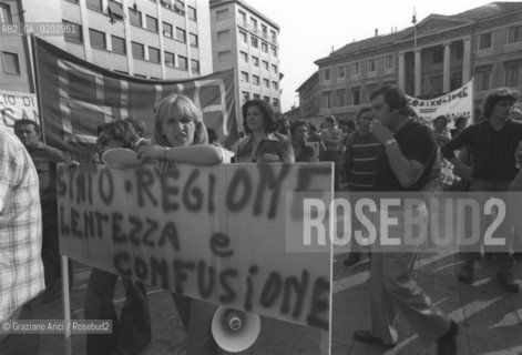 UDINE 1976 CORTEO PER I TERREMOTATI DEL FRIULI © ARCHIVIO Graziano Arici/Rosebud2  MANIFESTAZIONE SFOLLATI TENDOPOLI STRISCIONI UDINE TERREMOTO DEL FRIULI DIRITTI TERREMOTATI