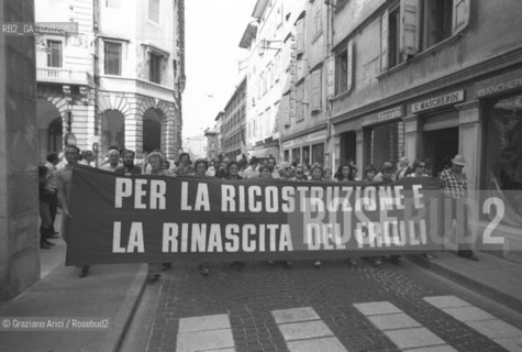 UDINE 1976 CORTEO PER I TERREMOTATI DEL FRIULI © ARCHIVIO Graziano Arici/Rosebud2  MANIFESTAZIONE SFOLLATI TENDOPOLI STRISCIONI UDINE TERREMOTO DEL FRIULI DIRITTI TERREMOTATI