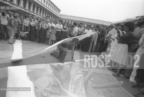 VENEZIA 1976 PERFORMANCE IN PIAZZA SAN MARCO DEL SOCIAL GROUP © ARCHIVIO Graziano Arici/Rosebud2  PERFORMANCE TEATRALE XXXVII BIENNALE TEATRO SOCIAL GROUP PIAZZA SAN MARCO VENEZIA
