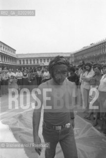 VENEZIA 1976 PERFORMANCE IN PIAZZA SAN MARCO DEL SOCIAL GROUP © ARCHIVIO Graziano Arici/Rosebud2  PERFORMANCE TEATRALE XXXVII BIENNALE TEATRO SOCIAL GROUP PIAZZA SAN MARCO VENEZIA