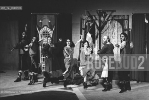 VENEZIA 1976 SPETTACOLO LA OPERA DEL BANDIDO DELLA COMPAGNIA TEBANO © ARCHIVIO Graziano Arici/Rosebud2  SPETTACOLO LA OPERA DEL BANDIDO COMPAGNIA TEBANO XXXVII BIENNALE EATRO