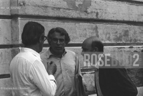 VENEZIA 1976 PRIMO PIANO VITTORIO GREGOTTI CARLO AYMONINO E PETER EISENMAN FUORI DEI MAGAZZINI DEL SALE ©ARCHIVIO Graziano Arici/Rosebud2 XXXVII BIENNALE ARCHITETTURA EUROPA AMERICA CENTRO STORICO SUBURBIO ARCHITETTO CARLO AYMONINO PETER EISENMAN DIRETTORE VITTORIO GREGOTTI MAGAZZINI DEL SALE ZATTERE