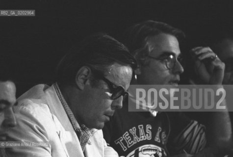 VENEZIA 1976 CARLO AYMONINO E PETER EISENMAN ALLINCONTRO ARCHITETTURA EUROPA AMERICA CENTRO STORICO-SUBURBIO AI MAGAZZINI DEL SALE © ARCHIVIO Graziano Arici/Rosebud2  XXXVII BIENNALE ARCHITETTURA CONVEGNO ARCHITETTI CARLO AYMONINO PETER EISENMAN