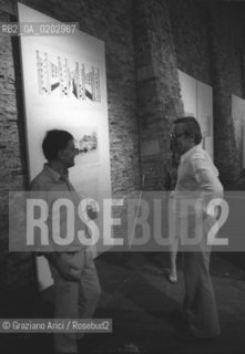 VENEZIA 1976 CARLO AYMONINO E ALDO ROSSI AI MAGAZZINI DEL SALE ©ARCHIVIO Graziano Arici/Rosebud2 XXXVII BIENNALE ARCHITETTURA EUROPA AMERICA CENTRO STORICO SUBURBIO ARCHITETTO CARLO AYMONINO ALDO ROSSI  MAGAZZINI DEL SALE ZATTERE