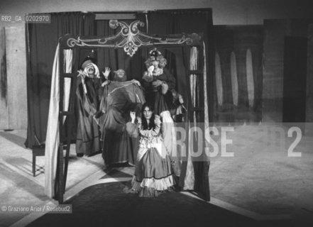 VENEZIA 1976 SPETTACOLO LA OPERA DEL BANDIDO DELLA COMPAGNIA TEBANO ©ARCHIVIO Graziano Arici/Rosebud2 SPETTACOLO LA OPERA DEL BANDIDO COMPAGNIA TEBANO XXXVII BIENNALE TEATRO
