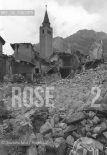 TARCENTO 1976 CASE DISTRUTTE DOPO IL TERREMOTO NEL FRIULI ©ARCHIVIO Graziano Arici/Rosebud2 TERREMOTO FRIULI VENEZIA GIULIA CATASTROFI AMBIENTALI CASE DISTRUTTE ROVINE MACERIE CHIESA