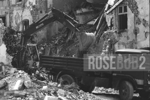 TARCENTO 1976 SQUADRE DI LAVORO TRA LE MACERIE DOPO IL TERREMOTO NEL FRIULI ©ARCHIVIO Graziano Arici/Rosebud2 TERREMOTO FRIULI VENEZIA GIULIA CATASTROFI AMBIENTALI CASE DISTRUTTE ROVINE MACERIE