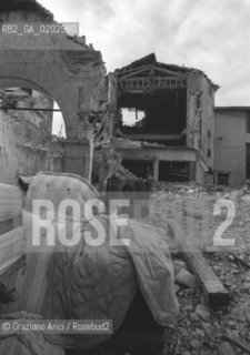 TARCENTO 1976 RESTI DI COPERTE TRA LE CASE DISTRUTTE DOPO IL TERREMOTO NEL FRIULI © ARCHIVIO Graziano Arici/Rosebud2  TERREMOTO FRIULI VENEZIA GIULIA CATASTROFI AMBIENTALI CASE DISTRUTTE ROVINE MACERIE CHIES
