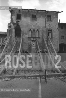 TARCENTO 1976 CASA DISTRUTTE SORRETTA DA TRAVI DOPO IL TERREMOTO NEL FRIULI © ARCHIVIO Graziano Arici/Rosebud2  TERREMOTO FRIULI VENEZIA GIULIA CATASTROFI AMBIENTALI CASE DISTRUTTE ROVINE MACERIE