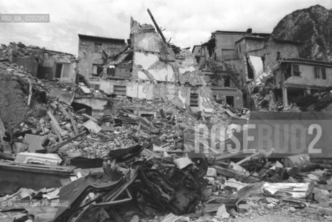 TARCENTO 1976 CASE DISTRUTTE DOPO IL TERREMOTO NEL FRIULI © ARCHIVIO Graziano Arici/Rosebud2  TERREMOTO FRIULI VENEZIA GIULIA CATASTROFI AMBIENTALI CASE DISTRUTTE ROVINE MACERIE