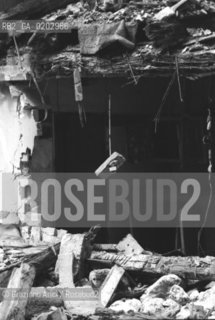 TARCENTO 1976 MATTONE CHE PENDE DA UNA CASA DISTRUTTA DOPO IL TERREMOTO NEL FRIULI © ARCHIVIO Graziano Arici/Rosebud2  TERREMOTO FRIULI VENEZIA GIULIA CATASTROFI AMBIENTALI CASE DISTRUTTE ROVINE MACERIE