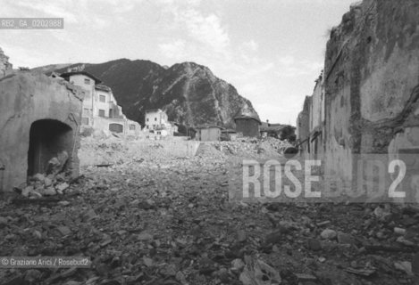 TARCENTO 1976 MACERIE DOPO IL TERREMOTO NEL FRIULI © ARCHIVIO Graziano Arici/Rosebud2  TERREMOTO FRIULI VENEZIA GIULIA CATASTROFI AMBIENTALI CASE DISTRUTTE ROVINE MACERIE