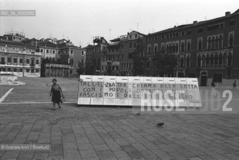 VENEZIA 1976 CARTELLO DI PROTESTA CONTRO LA STRAGE IN PALESTINA © ARCHIVIO Graziano Arici/Rosebud2   MANIFESTO ANTIFASCISMO POLITICA PROTESTA STRAGE PALESTINA CAMPO SAN POLO