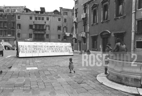 VENEZIA 1976 CARTELLO DI PROTESTA CONTRO LA STRAGE IN PALESTINA © ARCHIVIO Graziano Arici/Rosebud2   MANIFESTO ANTIFASCISMO POLITICA PROTESTA STRAGE PALESTINA CAMPO DEI FRARI