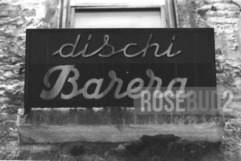 VENEZIA 1976 INSEGNA DISCHI BARERA © ARCHIVIO Graziano Arici/Rosebud2  SEGNO URBANO CARTELLONI INSEGNE PUBBLICITARIE MANIFESTI