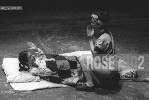 VENEZIA 1976 MEREDITH MONK IN SCENA ©ARCHIVIO Graziano Arici/Rosebud2 XXXVII BIENNALE TEATRO SPETTACOLO QUARRY ATTRICE COREOGRAFA MEREDITH MONK EX CANTIERI NAVALI GIUDECCA