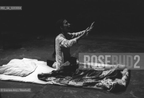 VENEZIA 1976 MEREDITH MONK IN SCENA ©ARCHIVIO Graziano Arici/Rosebud2 XXXVII BIENNALE TEATRO SPETTACOLO QUARRY ATTRICE COREOGRAFA MEREDITH MONK EX CANTIERI NAVALI GIUDECCA