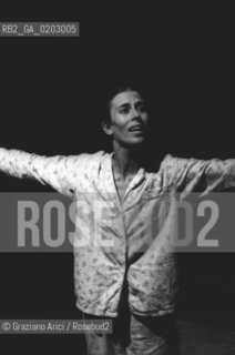 VENEZIA 1976 MEREDITH MONK IN SCENA ©ARCHIVIO Graziano Arici/Rosebud2 XXXVII BIENNALE TEATRO SPETTACOLO QUARRY ATTRICE COREOGRAFA MEREDITH MONK EX CANTIERI NAVALI GIUDECCA