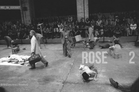 VENEZIA 1976 SPETTACOLO QUARRY ©ARCHIVIO Graziano Arici/Rosebud2 XXXVII BIENNALE TEATRO SPETTACOLO QUARRY ATTRICE COREOGRAFA MEREDITH MONK EX CANTIERI NAVALI GIUDECCA