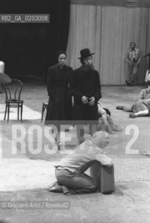 VENEZIA 1976 SPETTACOLO QUARRY © ARCHIVIO Graziano Arici/Rosebud2  XXXVII BIENNALE TEATRO SPETTACOLO QUARRY ATTRICE COREOGRAFA MEREDITH MONK EX CANTIERI NAVALI GIUDECCA