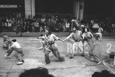 VENEZIA 1976 SPETTACOLO QUARRY ©ARCHIVIO Graziano Arici/Rosebud2 XXXVII BIENNALE TEATRO SPETTACOLO QUARRY ATTRICE COREOGRAFA MEREDITH MONK EX CANTIERI NAVALI GIUDECCA