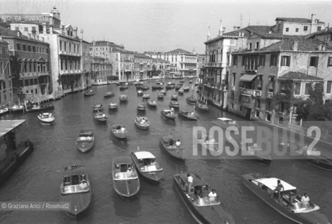 VENEZIA 1976 TAXI CHE BLOCCANO IL CANAL GRANDE © ARCHIVIO Graziano Arici/Rosebud2  SCIOPERO TAXI CANAL GRANDE BARCHE PROTESTA