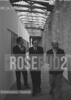 VENEZIA 1976 GIULIO ANDREOTTI VITTORIO GREGOTTI E CARLO RIPA DI MEANA © ARCHIVIO Graziano Arici/Rosebud2  PRESIDENTE CONSIGLIO GIULIO ANDREOTTI DIRETTORE CARLO RIPA DI MEANA VITTORIO GREGOTTI VISITA MAGAZZINI DEL SALE XXXVII BIENNALE ZATTERE